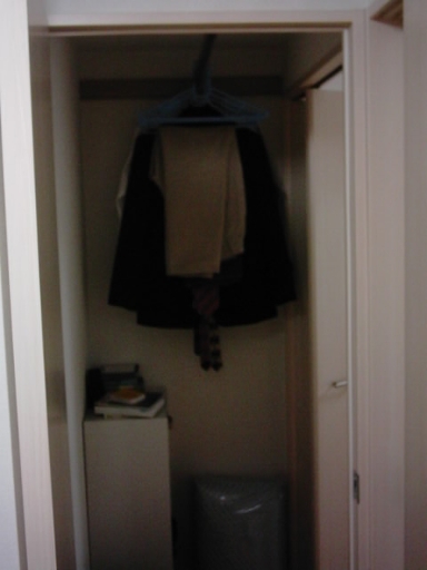 07_zimmer_eingang_und_schrank.jpg