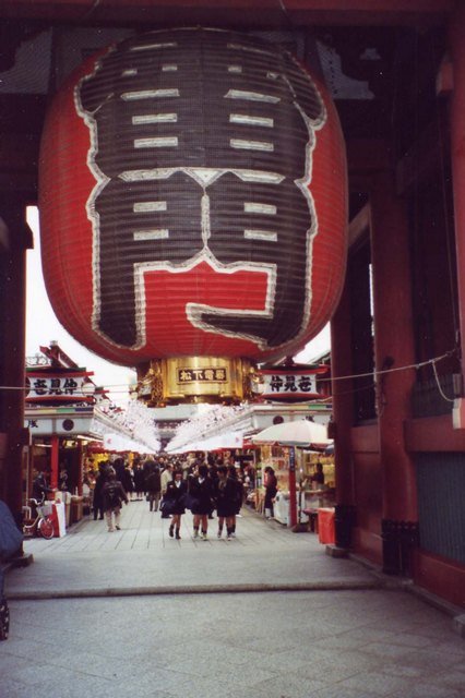 eingang_zur_nakamise-dori_in_asakusa.jpg