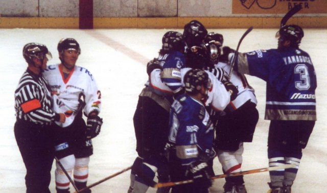 eishockey_kokudo-icebucks,_schlaegerei_2.jpg