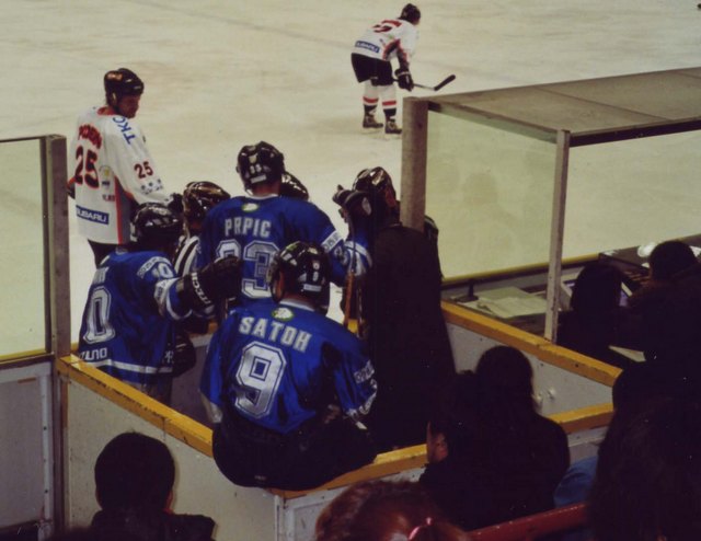 eishockey_kokudo-icebucks,_ueberfuellte_strafbank.jpg