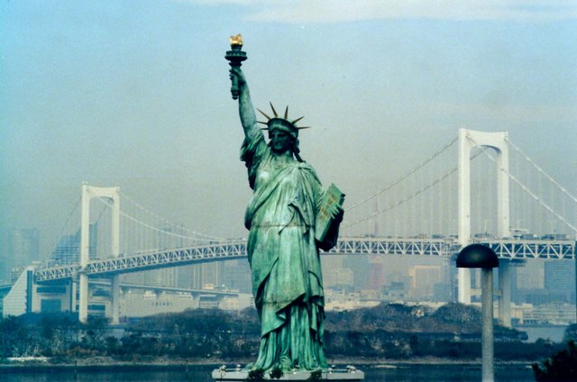 freiheitsstatue,_rainbow_bridge_und_tokio_tower.jpg